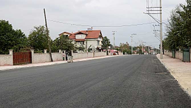 Büyükşehir sıcak asfalt çalışmalarına Karapürçek’te devam ediyor 