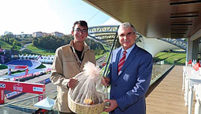 Mete Gazoz, Dünya Kupası heyecanını Bisiklet Vadisi’nde yaşadı 