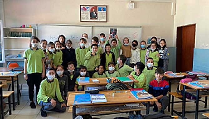 Üniversiteli iletişimciler çocuklarla buluştu 