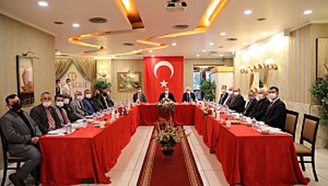 Vali Kaldırım Muhtarlarla Yemek Programında Bir Araya Geldi 