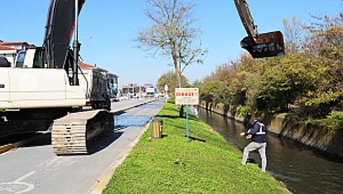 Büyükşehir Çark Deresi’ni temizliyor 