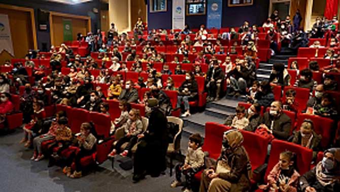 Çocuklar ‘Kaptan Pengu’ ile eğlendi 