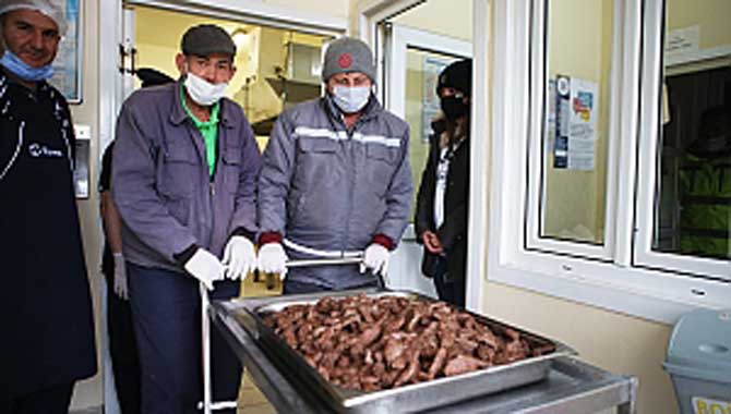 Okul tatil olunca yemekleri onlara götürdüler 