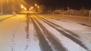 AKYAZI’DA KARLA MÜCADELE SÜRÜYOR 