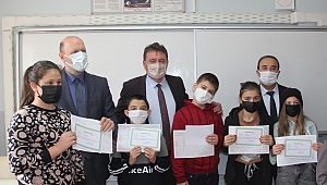 BAŞKAN GÜNDOĞDU VE KAYMAKAM BALCI KARNE DAĞITTI 