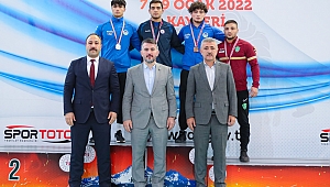 Büyükşehir güreş takımı Kayseri’de minderin tozunu attı 