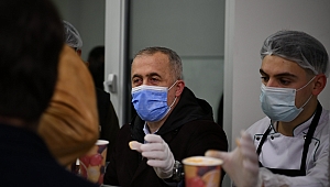 Rektör Savaşan’dan Öğrencilere Çorba İkramı 