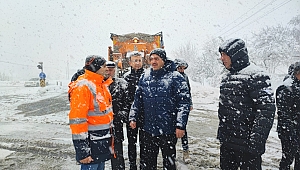 Vali Kaldırım Karla Mücadele Çalışmalarını Gün Boyu Sahada Takip Etti 