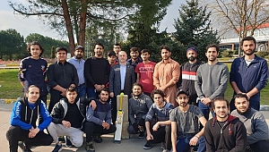 SAÜ Rektörü Savaşan Pakistanlı Öğrencilerle Maç Yaptı 