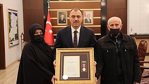Devlet Övünç Madalya ve Beratı Valilikte Düzenlenen Programla Şehit Ailemize Takdim Edildi 
