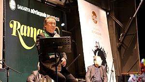 Ahmet Özhan Demokrasi Meydanı’nda sahne aldı 