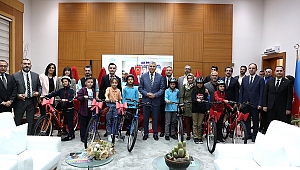 Resim yarışmasında dereceye giren öğrenciler ödüllerini Başkan Yüce’den aldı 