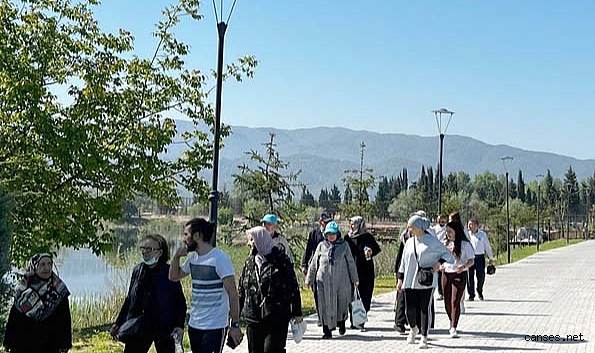 Gençler ve yaşlılar doğa yürüyüşünde buluştu