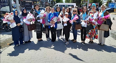 İYİ Partili kadınlar karanfil dağıttı 