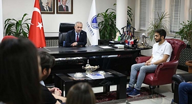 SAÜFEST’in Son Gününde Rektör Savaşan’dan Öğrencilere Jest 