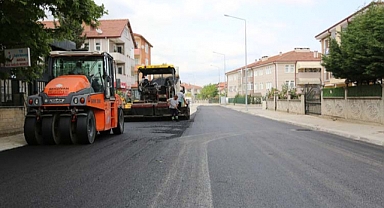 Serdivan’da Sokaklar Sıcak Asfaltla Buluşuyor 