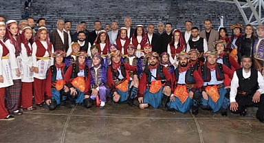 TÜRK HALK OYUNLARI BÜYÜLEDİ 