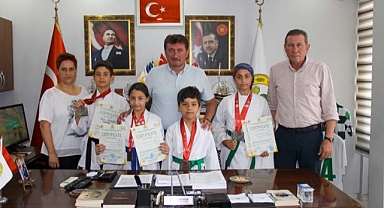 BAŞKAN GÜNDOĞDU BULGARİSTAN’DAN MADALYA İLE DÖNEN SPORCULARI MAKAMINDA AĞIRLADI 