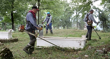 Büyükşehir mezarlıkları bayrama hazırlıyor 