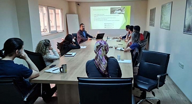 SUBÜ Fizyoterapi Merkezi çalışanların yanında 