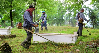 Büyükşehir 440 mezarlığı bayrama hazırladı 