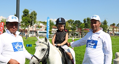 Çocuklar Millet Bahçesi’nde ‘pony’ atlarına bindi 
