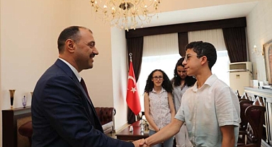 Vali Kaldırım LGS Şampiyonu Öğrencileri Ödüllendirdi 