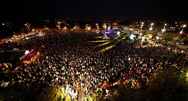 50 bini aşkın kişi meydana akın etti 