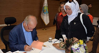 ‘ÖZLENEN ŞEHİRLER’ ADLI KİTABIN İMZA GÜNÜ HENDEK’TE YAPILDI 