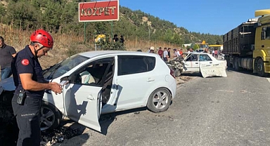2 otomobil kafa kafaya çarpıştı: 2 yaralı