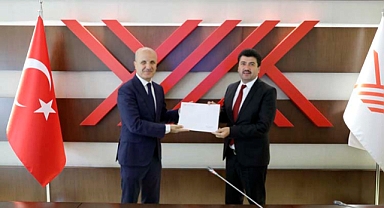 Rektör Sarıbıyık mazbatasını aldı 