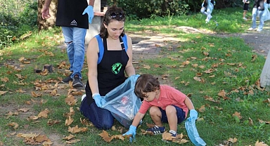 SEDAŞ gönüllüleri Dünya Temizlik Günü’nde Eşme Sahili’ni temizledi 