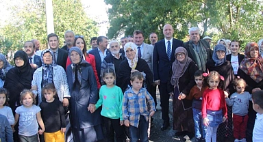 FERİZLİDE YAŞLILAR VE ÇOCUKLAR SAĞLIKLI YAŞAM İÇİN YÜRÜYÜP KALP ÇİZDİ 