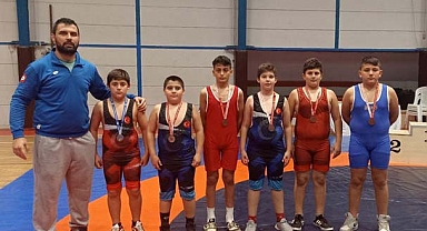 Minik güreşçilerden madalya mesaisi 