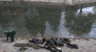 Çark Deresi’nin içine atılan çöpler Büyükşehir ekipleri tarafından toplandı 