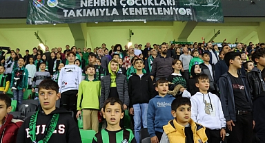 Sakaryasporlu Futbolculardan Nehrin Öğretmenlerine Galibiyet Hediyesi 