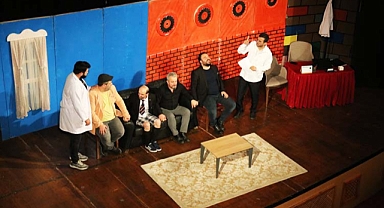 ‘Sırf Tiyatro’ AKM’de kahkahaya boğdu 