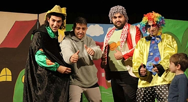 Minik tiyatro severler eğlenerek öğrendiler 