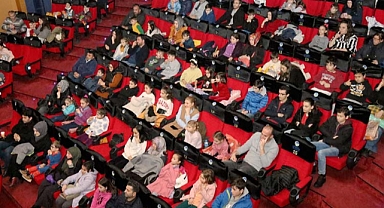 Ara tatile giren minikler ‘Hayvanlar Şehri’ni heyecanla izledi 