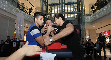 Büyükşehir’in bilek güreşi takımı özel turnuvada tanıtıldı 