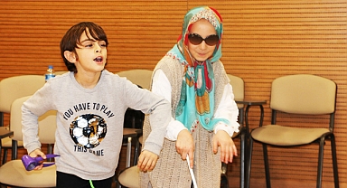 Büyükşehir’in minikleri engellilerin hayatını yaşayarak gördü 