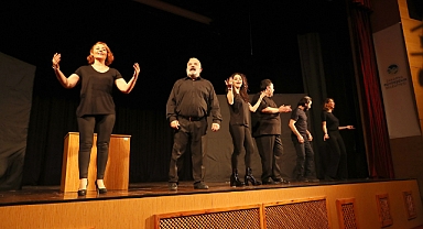 Büyükşehir’in tiyatro sahnesinde kahkaha bitmiyor 