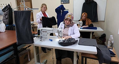 Afetzedeler üşümesin diye gündüz-gece üretiyorlar 