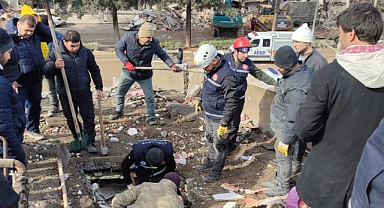 Büyükşehir itfaiyesi deprem bölgesinde hayat kurtarmaya devam ediyor 