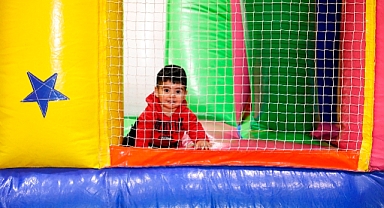 Depremzede çocuklar için etkinlik alanı oluşturuldu 