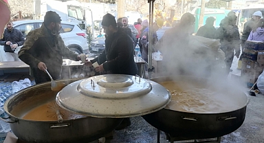 Sakarya'dan giden ilk seyyar mutfak sıcak yemek dağıtımına başladı