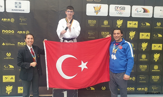 Sakaryalı Genç Sporcu Yine Gururumuz Oldu. Almanya’da İstiklal Marşımızı Okuttu.