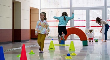 SAÜ Depremzede Çocukların Yüzünü Güldürüyor 