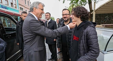 Başkan Yüce, bayram namazında halkla kucaklaştı: “Bayramın tadı Sakarya’da bir başkadır” 