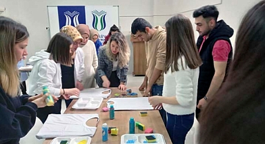 Otizmli bireylerle tahta baskı etkinliği yaptılar 